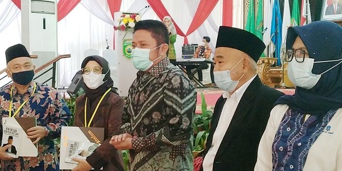 Gubernur Sumatera Selatan Herman Deru (tengah) dan Prof Dr KH Asep Saifuddin Chalim, MA. foto: MMA/BANGSAONLINE.com