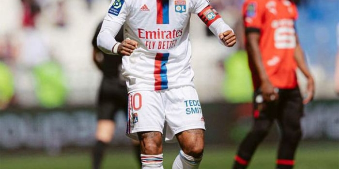 Alexandre Lacazette sumbang satu gol kemenangan Lyon atas Rennes.