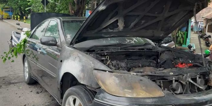 Toyota Camry yang terbakar dievakuasi menggunakan derek.