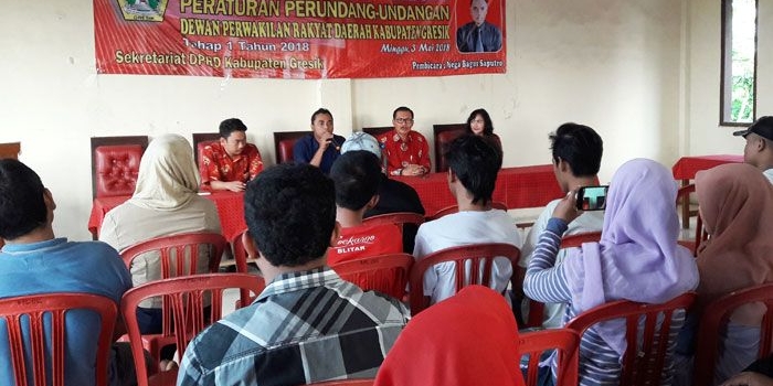 Anggota Fraksi PDIP Bagus Mega Saputra saat sosialisasi Perda BUMDes. foto: SYUHUD/ BANGSAONLINE