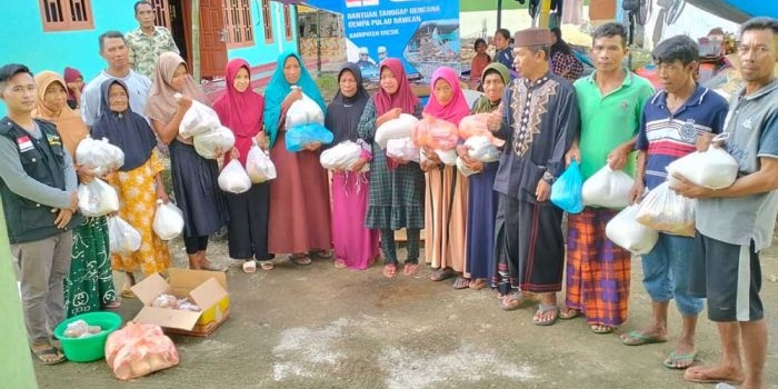 Perwakilan dari Ibadahsg Pte Ltd Singapura saat penyerahan bantuan untuk korban gempa di Desa Suwari, Kecamatan Sangkapura, Pulau Bawean. Foto: Ist.
