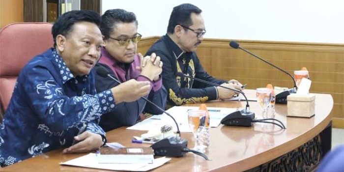 Bupati Sambari HR bersama Dede Yusuf dalam pertemuan dengan Komisi IX DPR RI. foto: SYUHUD/ BANGSAONLINE
