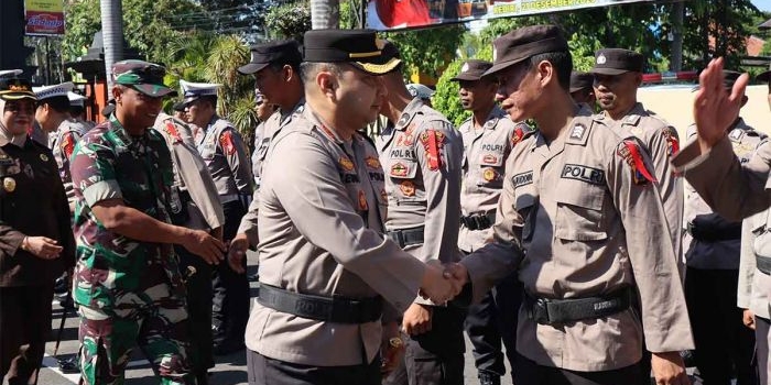 Kapolres Kediri Kota, AKBP Teddy Chandra, saat menyalami personel yang bertugas. Foto: Ist