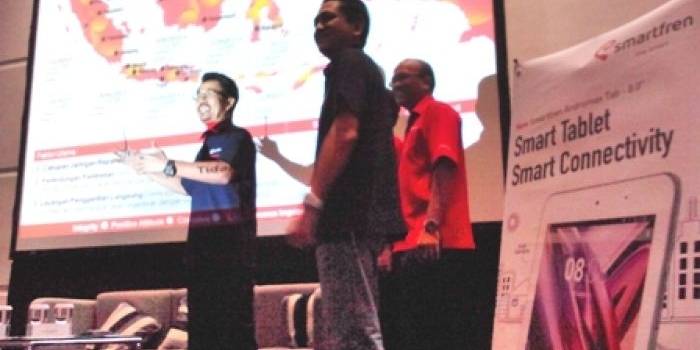 KINERJA. Deputy CEO Smartfren Telecom Djoko Tata Ibrahim (kiri) saat menyampaikan kinerja smartfren. foto : nisa/bangsaonline
