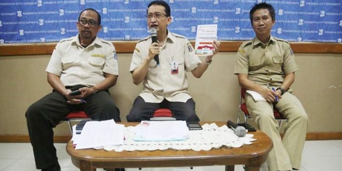 Kepala BPKPD Kota Surabaya Yusron Sumartono saat jumpa pers di kantor Humas Pemkot Surabaya, Senin (1/4). foto: YUDI ARIANTO/ BANGSAONLINE