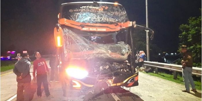 Kondisi bus yang mengalami kecelakaan di bahu jalan tol.