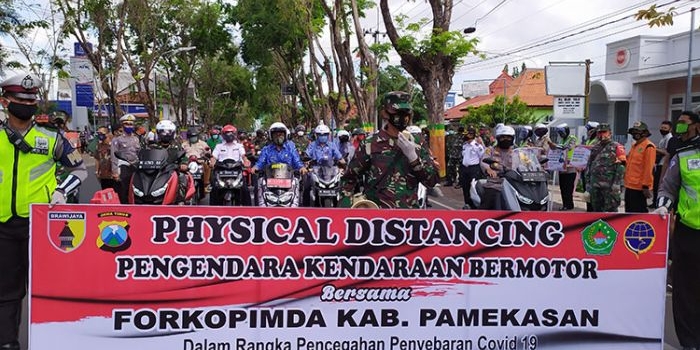 Bupati Pamekasan bersama Forkopimda saat launching penerapan marka physical distancing di traffic light. (foto: ist).