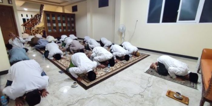 Prof Dr KH Asep Saifuddin Chalim, MA menjadi imam dalam salat malam, istighatsah dan doa bersama untuk bangsa Indonesia yang juga disiarkan secara virtual di kediaman Ning Imah, Jalan Siwalankerto Surabaya tadi malam, Kamis (29/7/2021). Foto: bangsaonline.com