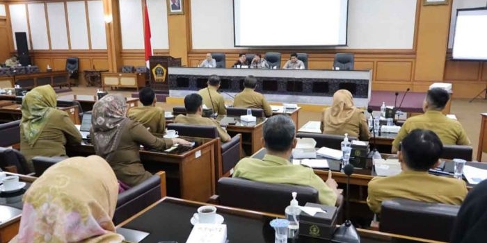 dprd-gresik-soroti-minimnya-dana-perbaikan-jalan-di-rapbd-p-2025