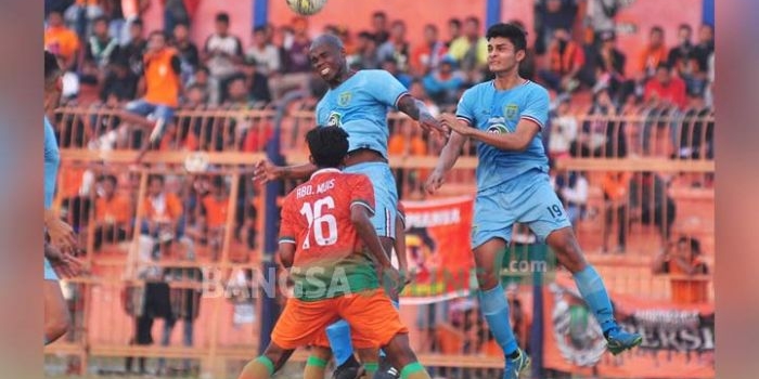 Permain Persela dan Persibo di laga uji coba, Sabtu (7/9).