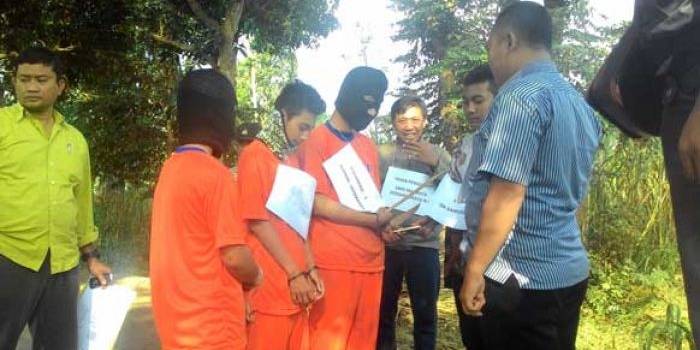 Danial Cs, saat merekonstruksi adegan-adegan saat dirinya membegal pasangan kekasih. foto: dendi martoni/BANGSAONLINE