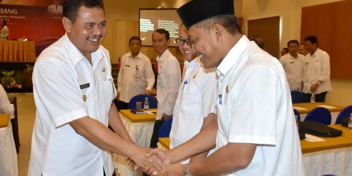 Wabup Pungkasiadi menyalami peserta RPJMD.