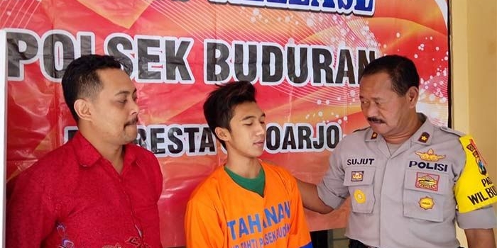 Tersangka diamankan di Mapolsek Buduran.