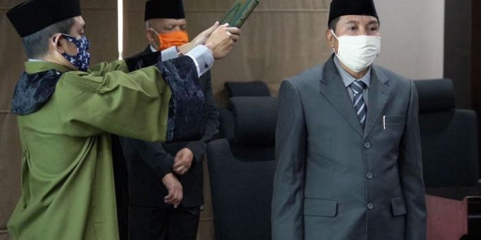 Para pejabat saat menjalani proses pelantikan.