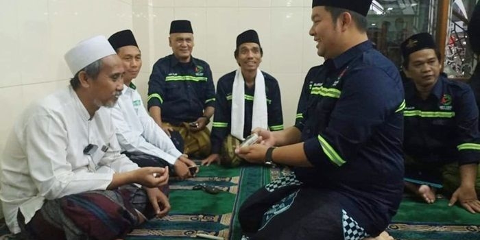 Ketua Gerakan Bakti Subuh, dr. Sukma Sahadewa berdialog dengan Rais Syuriah PCNU Kota Surabaya, KH. Mas Sulaiman Nur di masjid Attaqwa, HR. Muhammad, Surabaya. foto: istimewa