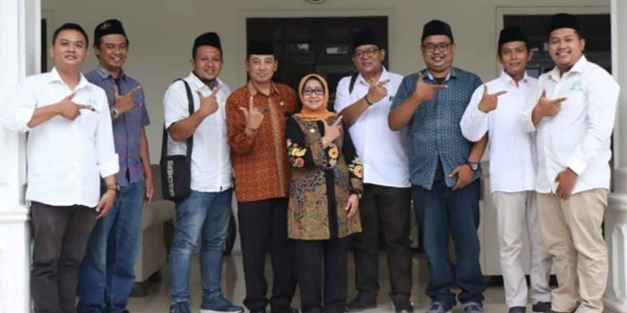 Bupati Jombang, Mundjidah Wahab (tengah), saat foto bersama.