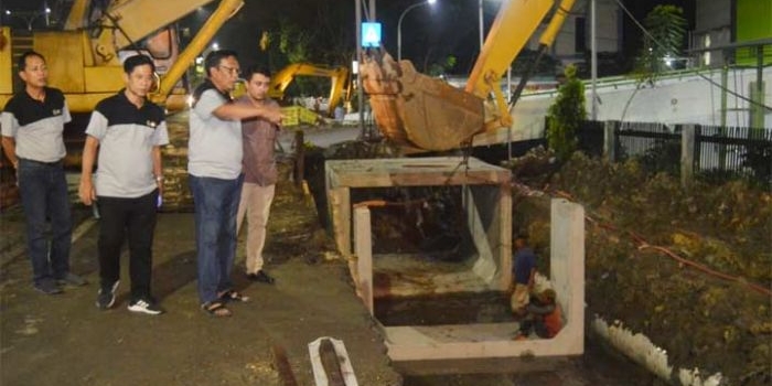 Bupati Sambari saat sidak proyek U-Gutter di depan RSUD Ibnu Sina, beberapa waktu lalu.