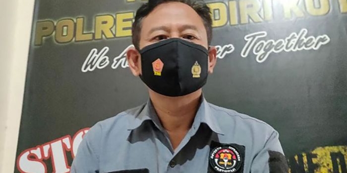 Kasi Humas Polres Kediri Kota, AKP Henry Mudi Yuwono, S.H. saat memberi keterangan kepada wartawan.