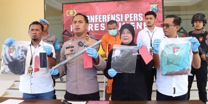 Polres Sumenep saat menggelar rilis pers ungkap kasus pembunuhan bermotif sakit hati.