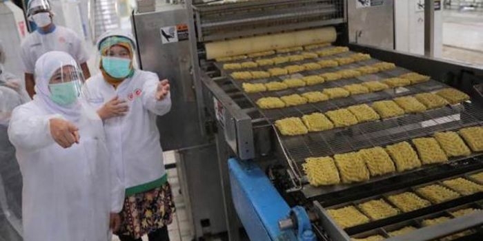 Gubernur Jawa Timur Khofifah Indar Parawansa saat kunjungan kerja ke PT Indofood CBP Sukses Makmur Tbk di Jl. Raya Cangkringmalang Km 32 Desa Cangkringmalang Kecamatan Beji Kabupaten Pasuruan. foto: ist/ bangsaonline.com