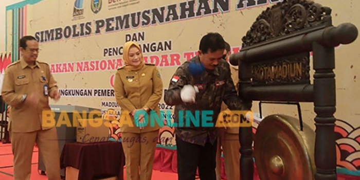 Wali kota Madiun, Maidi memukul gong tanda dimulainya pencanangan Gerakan Nasional Sadar Tertib Arsip (GNSTA) di kota Madiun. Foto : Hendro Suhartono/BANGSAONLINE.com