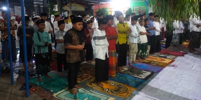 Suasana sholat berjemaah di SDN 1 Bulusari saat kegiatan pesantren kilat. 