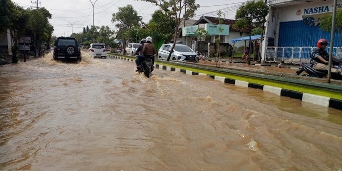 Jalan Letda Sucipto, Kelurahan Mondokan, Kecamatan Tuban, Kabupaten Tuban, yang tergenang banjir akibat luapan sungai yang mengalir di sekitar desa.