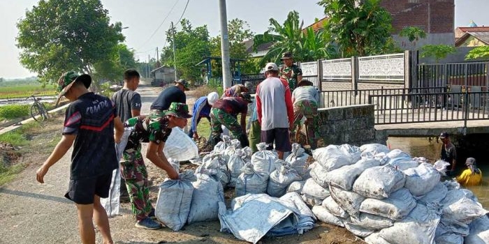 kurangi-risiko-banjir-satgas-tmmd-bersama-masyarakat-lakukan-normalisasi-sungai-di-balongbendo