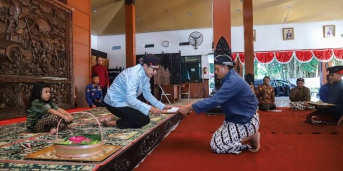 Wabup Syah saat menyerahkan seperangkat alat sembelih Kerbau