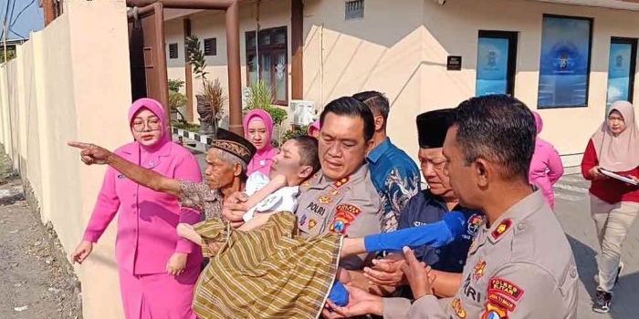momen-haru-warnai-khitanan-massal-polres-blitar-kapolres-gendong-pemuda-disabilitas-pulang