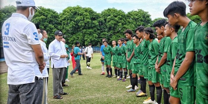 Gus Ipul ketika melihat latihan rutin Persekkab Junior Kota Pasuruan di Stadion Untung Suropati.