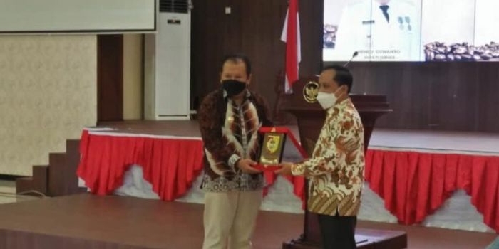 Bupati Jember Hendy Siswanto menandatangani MoU dengan Pusat Penelitian Kopi dan Kakau (Puslit) Jember di Pendopo Wahyawibawagraha, Sabtu (24/04).