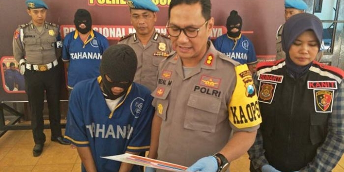 Tersangka pencurian M. Sulaiman Chusen saat diekspos oleh Kapolres Pasuruan AKBP Rizal Martomo.