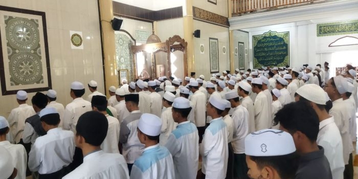 kiai-asep-pimpin-salat-gaib-untuk-korban-banjir-sumatra-dan-aceh