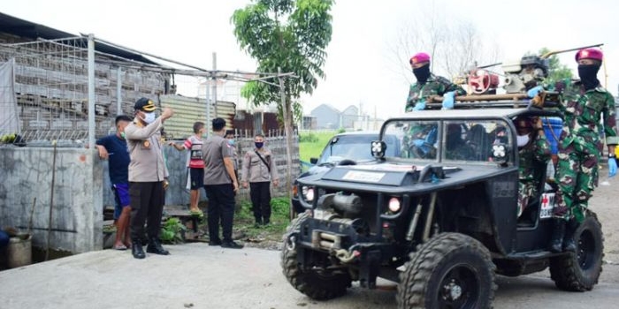 Kapolresta Sidoarjo Kombes Pol Sumardji memberangkatkan petugas penyemprot.