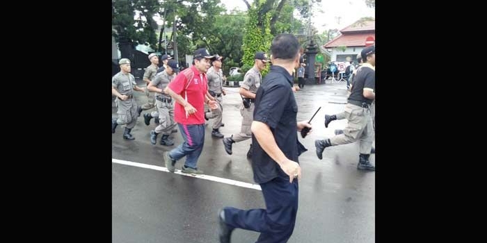 Sekkota Malang Wasto, SH.MH, (kaos merah bertopi), bersama Satpol PP dan Banpol PP, mengitari Alun-alun Merdeka dan Alun-alun Tugu Kota Malang, Jumat (19/1).