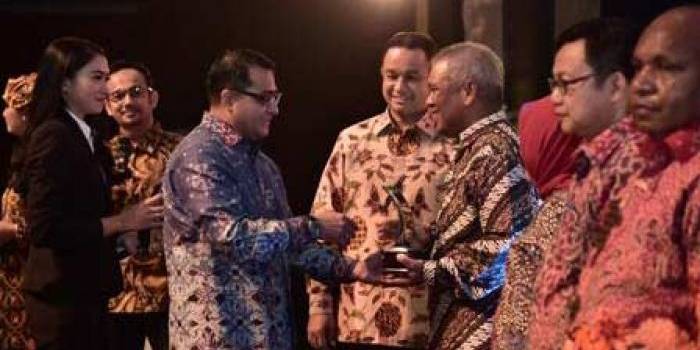 Petro Gresik terima penghargaan dari Kemendikbud.