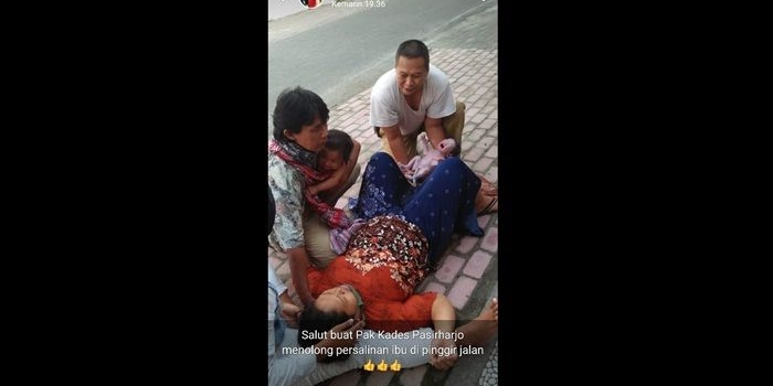 Kades Chusana saat membantu persalinan seorang ibu yang juga dilakukan di pinggir jalan tahun 2018 lalu.