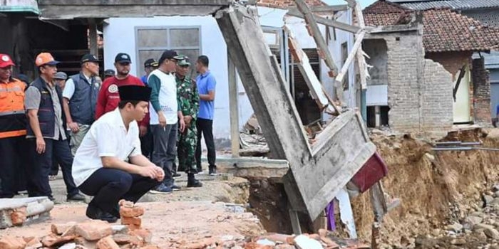 Bupati Trenggalek, Moch. Nur Arifin saat melakukan peninjauan penanga penanganan infrastruktur di Kecamatan Munjungan, Sabtu (27/4/2024).