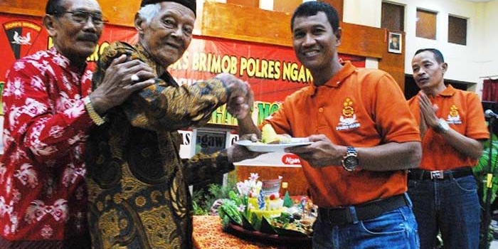 Foto potong tumpeng oleh Wakapolres Ngawi.