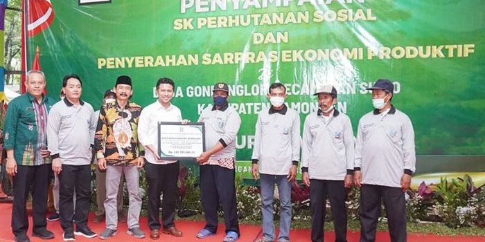 Wakil Gubernur Jawa Timur, Emil Dardak, saat menyerahkan sertifikat kepada KUPS di Lamongan.