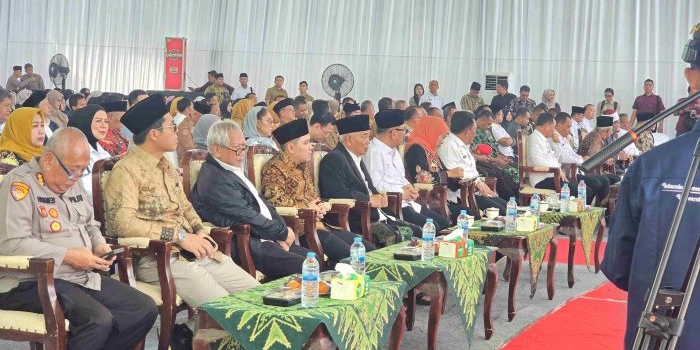 Gubernur Lemhanas Dr. H. TB. Ace Hasan Syadzily, M.Si, Prof Dr KH Asep Saifuddin Chalim, Khofifah Indar Parawansa, Dr Muhammad Al Baraa, Dr KH Mauhibur Rokhman dan para tokoh lainnya dalam acara Goes To Campus di Gedung Student Centre Pondok Pesantren Amanatul Ummah Pacet Mojokerto, Jawa Timur, Selasa (12/5/2026). Foto: MMA/bangsaonline