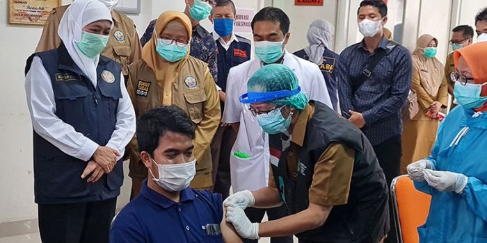 Gubernur Jawa Timur Khofifah Indar Parawansa melakukan kunjungan ke RSUD Syarifah Ambami Rato Ebu Bangkalan dalam rangka vaksinasi Covid-19 tenaga kesehatan, Senin (8/2/2021).