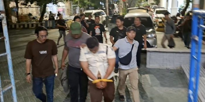 Pelaku saat digelandang oleh unit Jatanras Polrestabes Surabaya