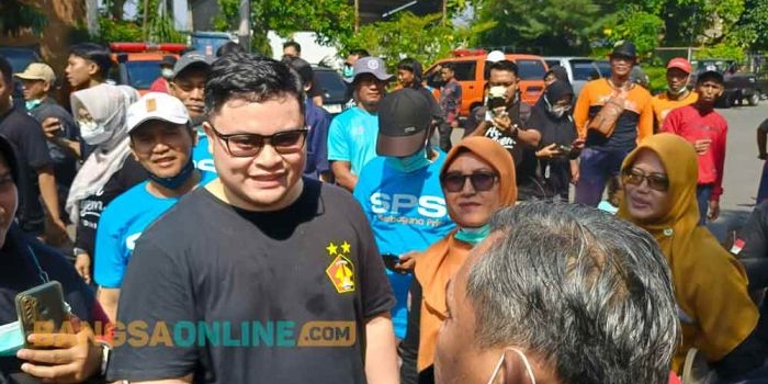 ribuan-warga-bantu-bersikhan-kantor-pemkab-bupati-kediri-kita-bersama-jaga-rumah-rakyat