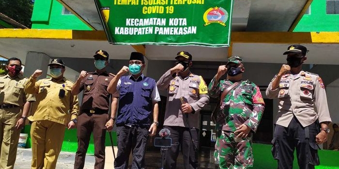 Sekdakab Pamekasan Ir. Totok Hartono dan forkopimda saat meresmikan tempat isolasi terpusat di Hotel Garuda, Jalan Masegit No. 1 Pamekasan. foto: FERDIANA LESTARI/ BANGSAONLINE