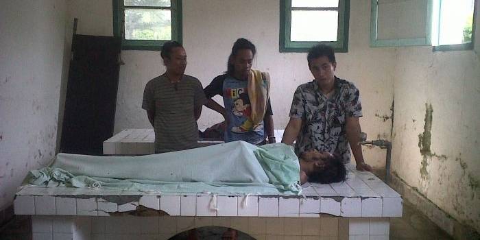 Jenazah pemuda yang tewas dikeroyok di RSUD Bangkalan. foto: imam hambali/Bangsa Online