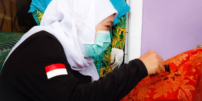 Gubernur Jawa Timur, Khofifah Indar Parawansa saat  menggoreskan canting yang sudah dicelupkan malam sebelumnya (membatik). (foto: ist).