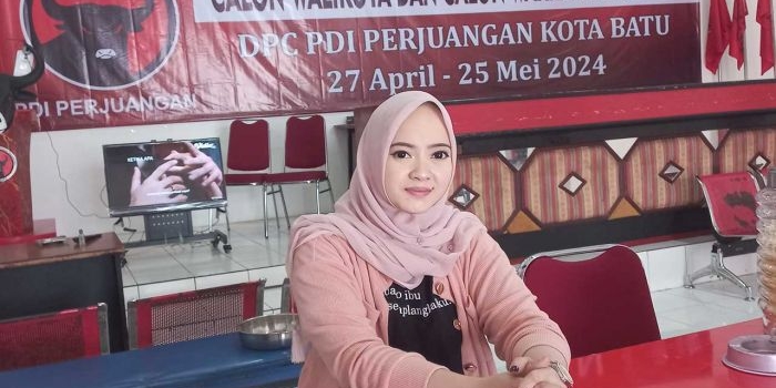 Anggota Tim 9 Panitia Pendaftaran Bakal Calon Wali Kota Batu, Amirah Ghaida Dayanara. 
