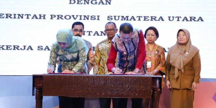 Gubernur Jatim, Khofifah Indar Parawansa menandatangani MoU kerja sama dagang dengan Pemerintah Provinsi Sumut. foto: ist.